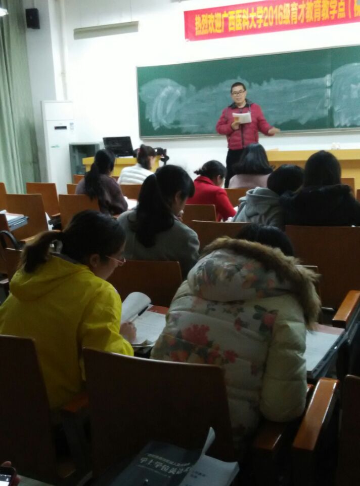 柳州市人民醫(yī)院點 周照興老師在上大學(xué)英語課4.jpg